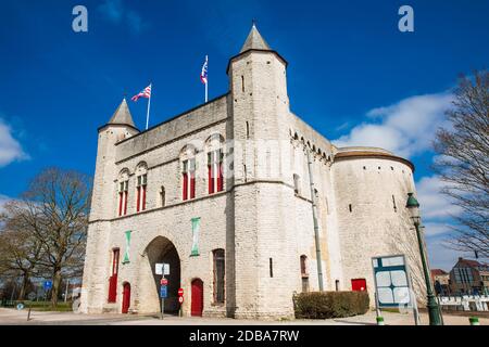 BRÜGGE, BELGIEN - MÄRZ 2018: Das antike Kreuztor der Stadtmauer in der historischen Stadt Brügge Stockfoto