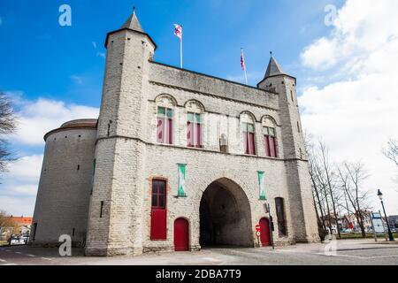 BRÜGGE, BELGIEN - MÄRZ 2018: Das antike Kreuztor der Stadtmauer in der historischen Stadt Brügge Stockfoto