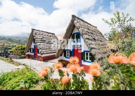 Ein traditionelles Santana Haus oder Casas de Colmo in der Stadt Santana im Norden der Insel Madeira von Portugal. Portugal, Madeira, April 2018 Stockfoto