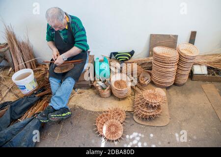 Korbflechtarbeiten im Cafe Relogio ad Shop von Arema in der Stadt Camacha im Osten von Madeira auf der Insel Madeira in Portugal. Portugal, Madeira, Stockfoto