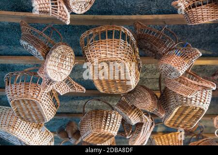 Korbflechtarbeiten im Cafe Relogio ad Shop von Arema in der Stadt Camacha im Osten von Madeira auf der Insel Madeira in Portugal. Portugal, Madeira, Stockfoto