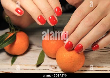 Glamouröse Maniküre Nägel auf schöne weibliche Hände Stockfoto