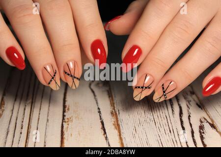 Glamouröse rote Maniküre auf schöne weibliche Hände Stockfoto