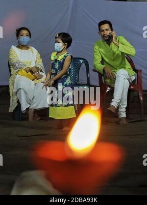 Dhaka, Bangladesch. November 2020. Kali Puja, das zweitgrößte Fest der Hindu-Gemeinde, wurde am 14. November 2020 gefeiert. Es wird auch Shyama Puja genannt, auch Deepabali oder Diwali, das Festival der Lichter. (Foto von MD Saiful Amin/Pacific Press) Quelle: Pacific Press Media Production Corp./Alamy Live News Stockfoto