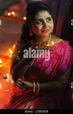 Dhaka, Bangladesch. November 2020. Kali Puja, das zweitgrößte Fest der Hindu-Gemeinde, wurde am 14. November 2020 gefeiert. Es wird auch Shyama Puja genannt, auch Deepabali oder Diwali, das Festival der Lichter. (Foto von MD Saiful Amin/Pacific Press) Quelle: Pacific Press Media Production Corp./Alamy Live News Stockfoto