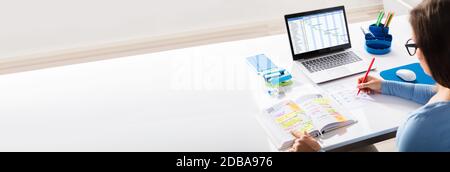 Person, Die Den Geschäftskalender In Office Markierend Stockfoto