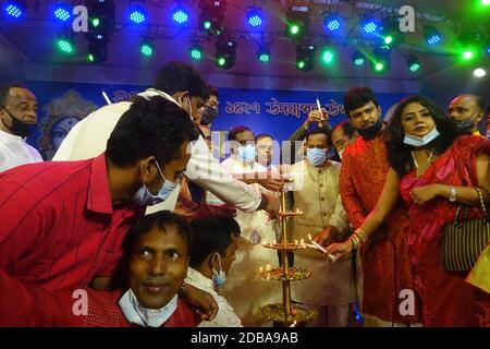 Dhaka, Bangladesch. November 2020. Kali Puja, das zweitgrößte Fest der Hindu-Gemeinde, wurde am 14. November 2020 gefeiert. Es wird auch Shyama Puja genannt, auch Deepabali oder Diwali, das Festival der Lichter. (Foto von MD Saiful Amin/Pacific Press) Quelle: Pacific Press Media Production Corp./Alamy Live News Stockfoto