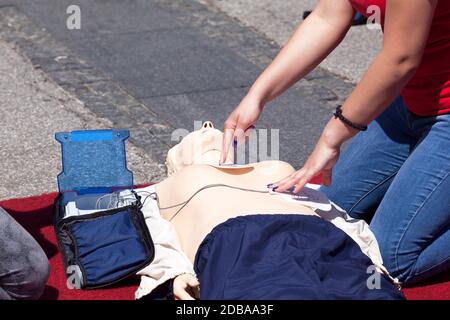 Erste Hilfe training mit automatisierter externer Defibrillator AED Stockfoto