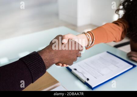 African Mann Und Nahost Frau Händeschütteln Bei Interview Meeting Stockfoto