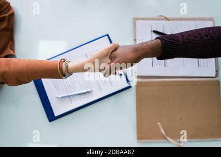 African Mann Und Nahost Frau Händeschütteln Bei Interview Meeting Stockfoto