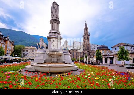 Bozner Hauptplatz Waltherplatz Blumen- und Bogenblick, Region Südtirol in Italien Stockfoto