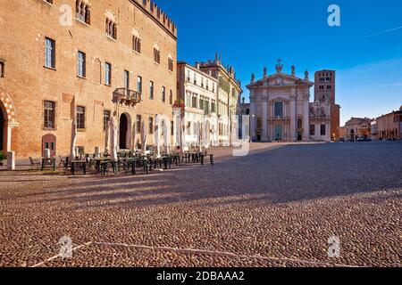 Mantova Stadt gepflastert Piazza Sordello idyllische Aussicht auf den Platz, UNESCO-Weltkulturerbe, Region Lombardei in Italien Stockfoto