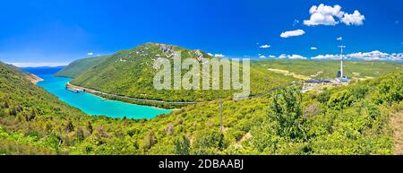 Plomin Tal und Bucht Kraftwerk in grüner Landschaft höchste kroatische Schornstein Panoramablick, Istrien Region von Kroatien Stockfoto