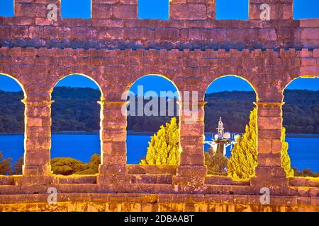 Abendansicht durch Wände und Bögen der Arena Pula, römisches Amphitheater in Istrien, Kroatien Stockfoto