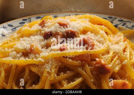 Spaghetti alla Carbonara mit Pecorino-Käse Stockfoto