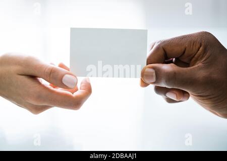 In der Nähe von zwei Geschäftsleute, die Hand der Austausch von Visitenkarten im Büro Stockfoto