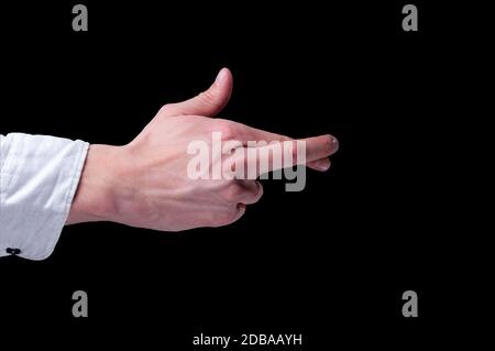 Die menschliche Hand in einem weißen Hemd, um die Finger zu kreuzen, ist eine Handgeste, die häufig verwendet wird, um auf isoliertem schwarzem Hintergrund Glück zu wünschen Stockfoto