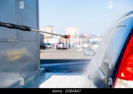 Waschprogramm an der Selbstbedienungsstation. Waschen, Spülen und Polieren der Karosserie unter hohem Druck mit aufbereittem Wasser. Stockfoto