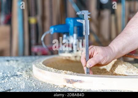 Holzteile mit einem Bremssattel genau messen Stockfoto