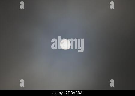 Der Mond am spanischen Himmel, Provinz Alicante, Costa Blanca, Spanien Stockfoto