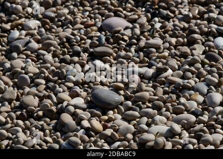 Große, kleine, runde Steine am Mittelmeer in der Provinz Alicante, Spanien Stockfoto