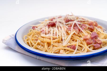 Spaghetti Carbonara auf dem Teller Stockfoto