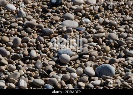 Große, kleine, runde Steine am Mittelmeer in der Provinz Alicante, Spanien Stockfoto