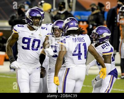 Chicago, Usa. November 2020. Die Minnesota Vikings feiern Harrison Smiths (22) Abfangen gegen die Chicago Bären am Soldier Field in Chicago am Montag, 16. November 2020. Foto von Mark Black/UPI Kredit: UPI/Alamy Live News Stockfoto