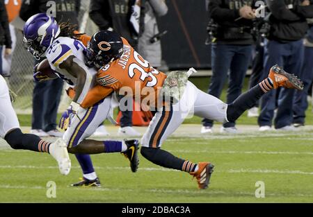 Chicago, Usa. November 2020. Minnesota Vikings läuft zurück Dalvin Cook (33) wird von Chicago bears free Safety Eddie Jackson (39) auf Soldier Field in Chicago am Montag, 16. November 2020 in Angriff genommen. Foto von Mark Black/UPI Kredit: UPI/Alamy Live News Stockfoto