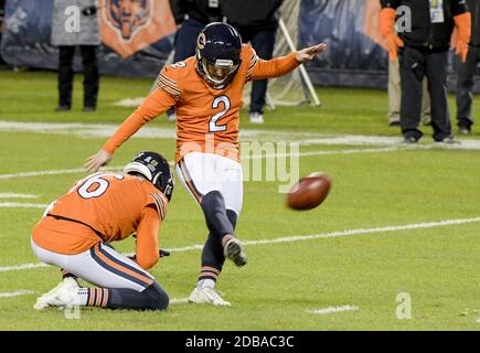 Chicago, Usa. November 2020. Chicago trägt Kicker Cairo Santos (2) tritt ein Feldtor spät im ersten Quartal gegen die Minnesota Vikings auf Soldier Field in Chicago am Montag, 16. November 2020. Foto von Mark Black/UPI Kredit: UPI/Alamy Live News Stockfoto