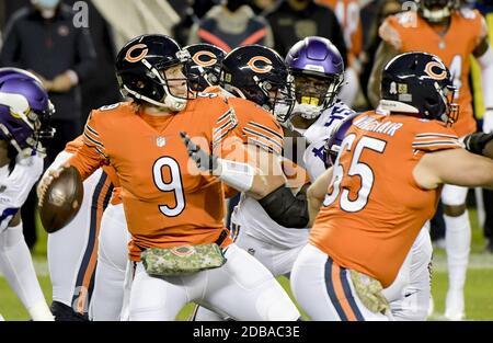 Chicago, Usa. November 2020. Chicago trägt Quarterback Nick Foles (9) geht gegen die Minnesota Vikings am Soldier Field in Chicago am Montag, 16. November 2020. Foto von Mark Black/UPI Kredit: UPI/Alamy Live News Stockfoto