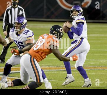 Chicago, Usa. November 2020. Minnesota Vikings Quarterback Kirk Cousins (8) sucht am Montag, den 16. November 2020, nach einem offenen Empfänger gegen die Chicago Bears im Soldier Field in Chicago. Foto von Mark Black/UPI Kredit: UPI/Alamy Live News Stockfoto