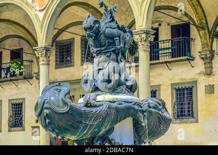 Springbrunnen auf der Piazza della Stissima Annunziata in der Stadt Florenz, Region Toskana, Italien. Bildhauer Pietro Tacca Stockfoto