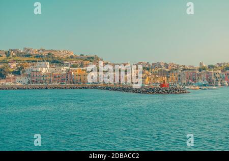 Procida ist eine der Flegrean-Inseln vor der Küste Neapels in Süditalien Stockfoto