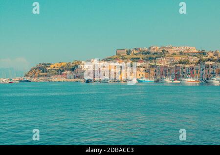 Blick auf den Hafen der Insel Procida - eine der Flegrean-Inseln vor der Küste Neapels in Süditalien Stockfoto