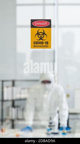 Fotos, die durch das Glas des Laborraums aufgenommen wurden, verhindern die Verbreitung von Virusforschungen. Stockfoto