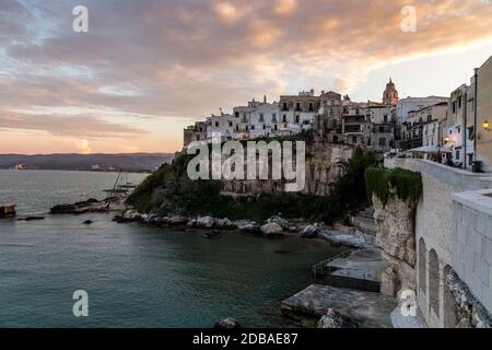 Vieste - schöne Küstenstadt an den Felsen in Apulien. Die Kirche San Francesco di Vieste. Halbinsel Gargano, Apulien, Süditalien, Europa. Stockfoto