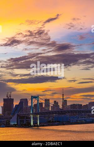 Luftaufnahme von Tokio skylines mit Rainbow Bridge und Tokyo Tower über die Tokyo Bay Sonnenuntergang Dämmerung von Odaiba in Tokyo City Kanto Japan. Stockfoto