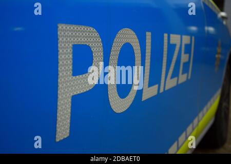 Das Wort Polizei auf einem deutschen blau-silbergelben Polizeiwagen im Bundesland Baden-Württemberg. Stockfoto