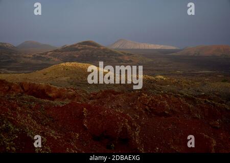 Schöne Vulkanlandschaft am frühen Morgen in Lanzarote, Spanien. Die calima Wind macht ein surreales Licht. Stockfoto