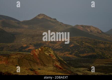Schöne Vulkanlandschaft am frühen Morgen in Lanzarote, Kanarische Inseln, Spanien. Die calima Wind macht ein surreales Licht. Stockfoto
