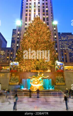 Weihnachten in New York Rockefeller Plaza Rockefeller Center Schlittschuhbahn Stockfoto