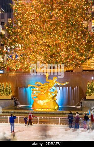 Rockefeller Plaza Rockefeller Center Schlittschuhbahn Weihnachten in New York Stockfoto
