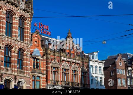 AMSTERDAM, NIEDERLANDE - MÄRZ, 2018: Schöne Architektur im alten Zentralviertel von Amsterdam Stockfoto