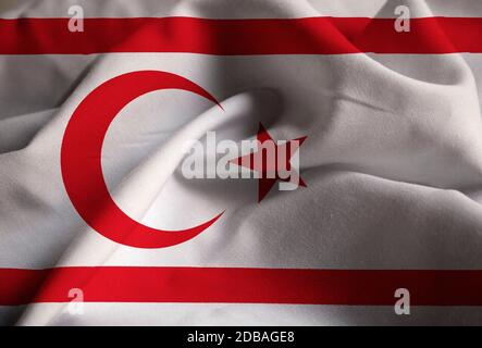 Nahaufnahme von Ruffled Türkische Republik Nordzypern Flagge, Türkische Republik Nordzypern Flagge weht im Wind Stockfoto