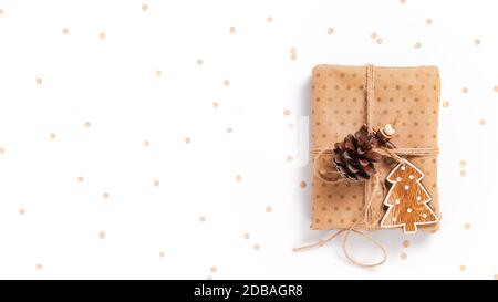 Geschenkschachtel in Bastelpapier mit Dekor auf weiß verpackt Hintergrund mit Kraft Konfetti Stockfoto