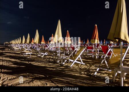 Ein einsamer Strand in Lido di Camaiore, einem von Italienern beliebten Badeort. Toskana, Italien Stockfoto