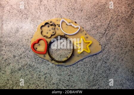 In der wunderbaren Weihnachtszeit Kekse mit Mehl, Teig und Plätzchen backen. Stockfoto