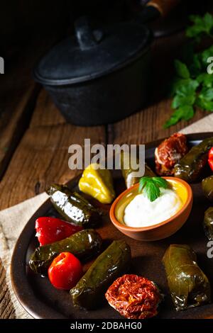 Yaprak Sarması - rustikale Weinblätter mit Reis gefüllt Stockfoto