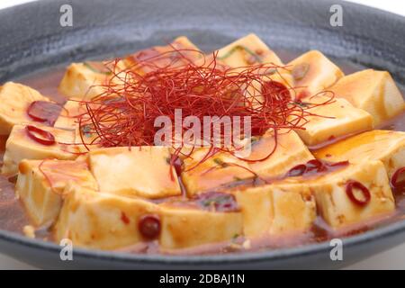 Nahaufnahme der chinesischen Küche mabo Tofu in einem Gericht Stockfoto